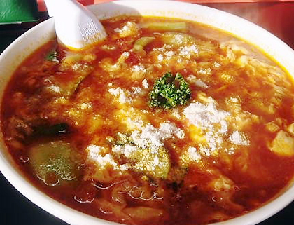 馬鹿旨の一番人気トマトラーメン ／ 沼田市久屋原町