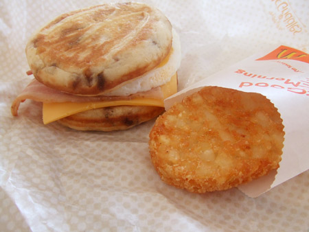 朝マック　「マックグリドル　ベーコン＆エッグ・チーズ」 ／ マクドナルド