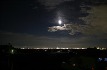 月と夜空、さらに夜景
